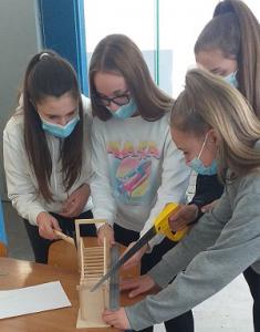 učenici rade maketu u građevinskom praktikumu